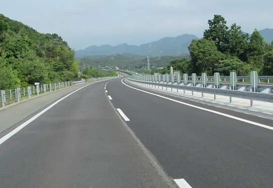 道路測量は中予コンサルタントへ